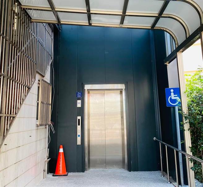 西宝里活动中心无障碍电梯完工启用，让长辈轻松上下楼层，更常来聚会联谊。（市议员吴显森服务处提供）