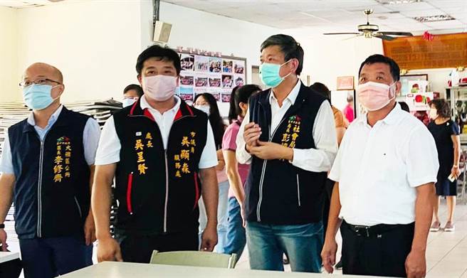 市议员吴显森及社会局长彭怀真、大雅区长李修齐等，前往关心长辈使用情形。（市议员吴显森服务处提供）