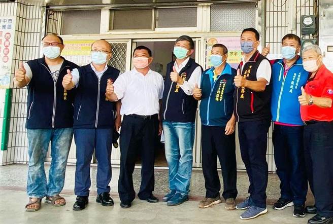 老人家开心竖起大拇指称讚，认为有无障碍电梯，不用再辛苦爬楼梯，轻松上下楼层。（市议员吴显森服务处提供）