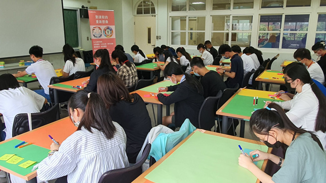 臺北市數位實驗高中考教師甄選，初試到考率近9成。(圖/北市教育局提供)