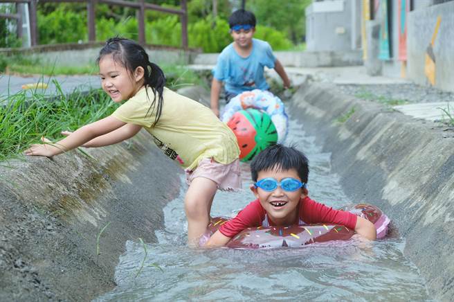 台南市官田區隆田ChaCha文資教育園區7月起開放水圳，讓遊客消暑玩水。（隆田ChaCha文資教育園區提供／張毓翎台南傳真）