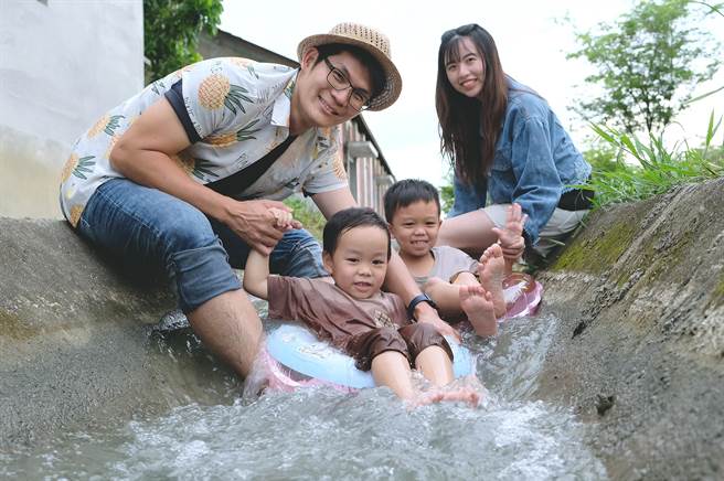 台南市官田區隆田ChaCha文資教育園區7月起開放水圳，讓遊客消暑玩水。（隆田ChaCha文資教育園區提供／張毓翎台南傳真）