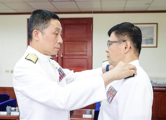 海軍政戰主任劉慶斌（右），5月晉任中將。青年日報提供