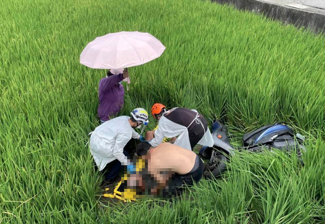 李男連人帶車摔到田中。（翻攝照片／李京昇苗栗傳真）