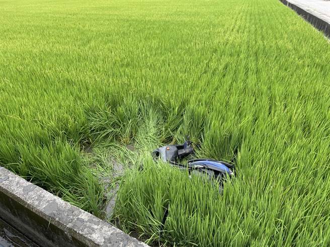 李男的機車掉進田間。（翻攝照片／李京昇苗栗傳真）