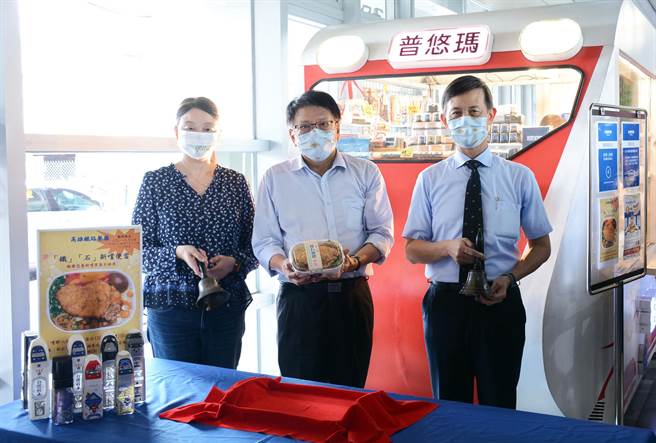 屏東縣長潘孟安(中)與漁業署代理署長范美玲(左)一同行銷石斑魚便當。(林和生攝)