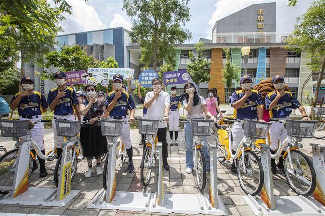 县长杨文科（中）在东兴国中前启用竹北市YouBike 2.0，并推出骑乘优惠方案，还能抽Switch主机及远百礼券等好康。（罗浚滨摄）
