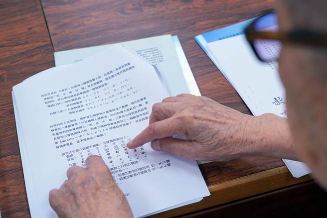 他说８音是因为教育部把「低、中、高」三音各分成长音与短音，才从5音变成8音。(吴建辉摄)