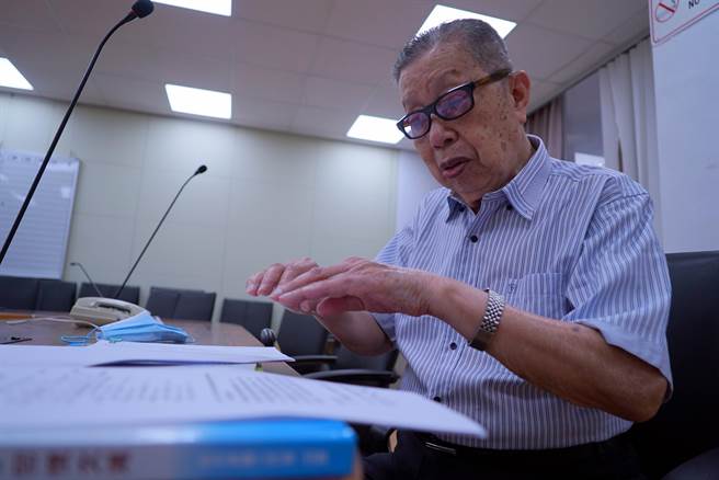 施福珍强调，过去他多次发函到教育部，去年也发函给蔡英文总统，但始终没有得到正面回应，导致现行的台语教学政策推行有困难，不要说小朋友不会，连大人都看不懂。(吴建辉摄)