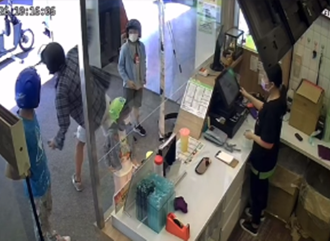 一名男子带两名孩子购买两杯饮料，其中一杯为波霸鲜奶茶，店员疑似听错，做成波霸鲜奶。（图／翻摄自南投人聊天室）