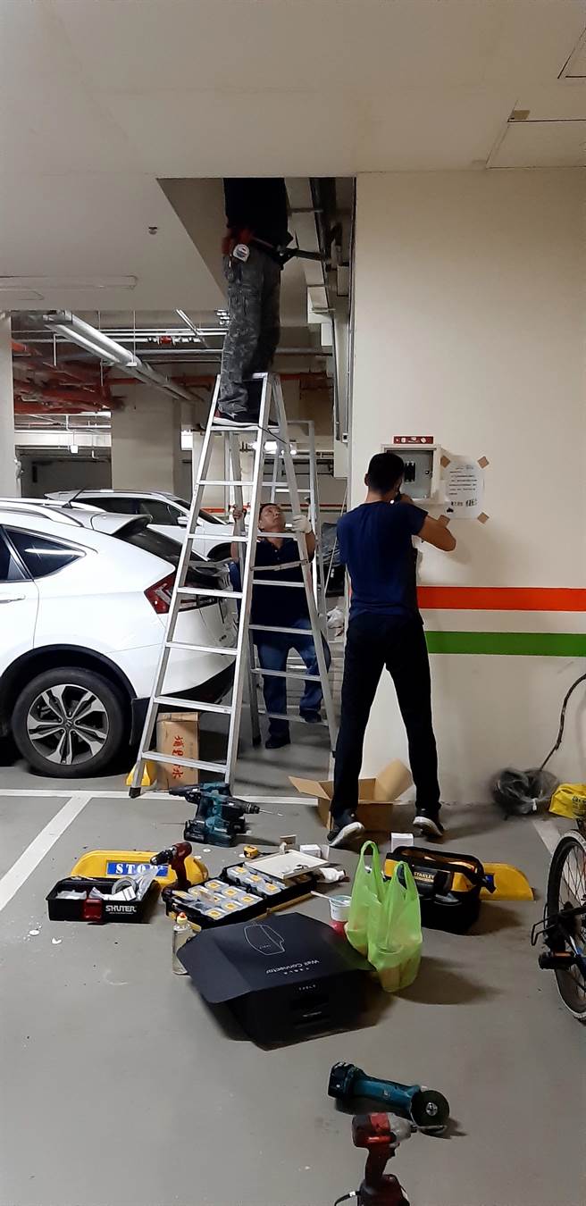 台中市南区一栋社区大楼率先设置电动车充电桩设备。(市议员李中提供／林欣仪台中传真)