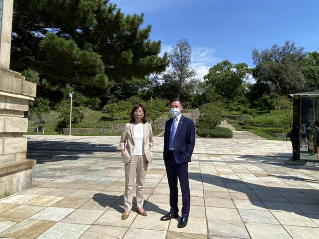 民进党正式提名林智坚与沈慧虹分别参选桃园市长与新竹市长之后首次合体同框，林智坚并喊出「智慧连线、桃竹实现」，两人会一起后步出新竹公园时，神情相当轻松。（陈育贤摄）