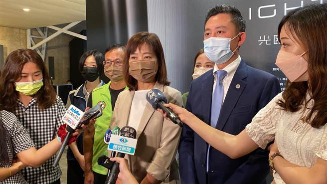 桃竹园市长参选人林智坚喊出「智慧连线、桃竹实现」，即起将打桃竹团体战。（陈育贤摄）