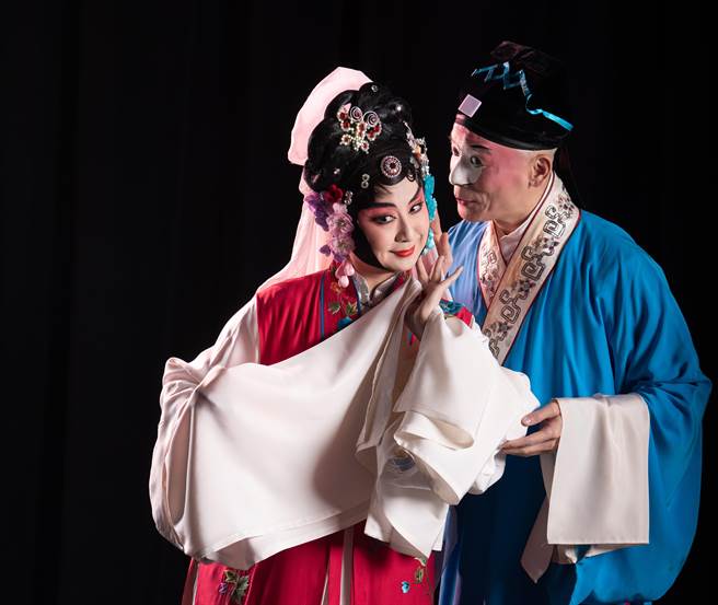 傳藝金曲獎演員黃宇琳（左）近期正式加入國光劇團，並將舉行專場演出，主演《活捉》和《癡夢》，展現苦練多時的蹻功。右為和她同台的京劇名角陳清河。（國光劇團提供）