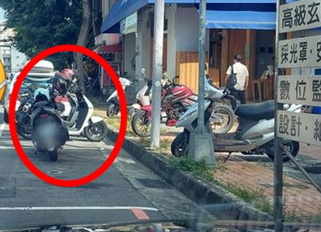 他路邊找不到車位，見前方機車車主占用汽車停車格，怒喊：「最新佔車位招式？」（圖／翻攝自爆料公社二社）