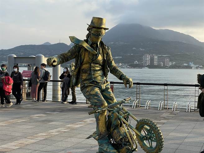 新北市文化局结合新北市博物馆、艺文馆舍及观光景点，推出「街头艺术活络展演计画」，第一阶段吸引51组申请，发出约11.4万元补助。（文化局提供）