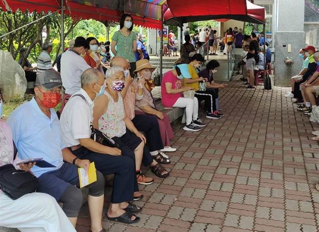 社区接种站长者抢打第4剂桃园荣服处人潮爆满。(吕筱蝉摄)