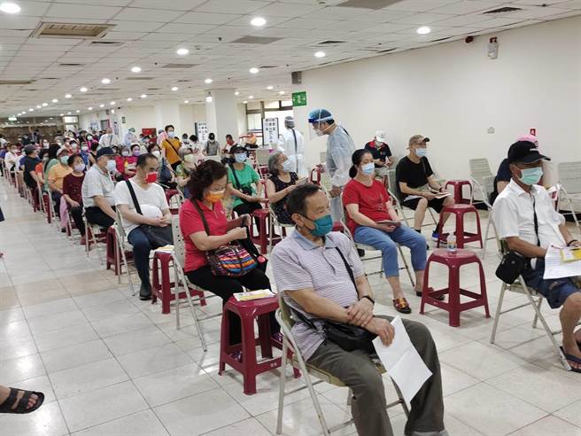 社区接种站长者抢打第4剂桃园荣服处人潮爆满。(吕筱蝉摄)