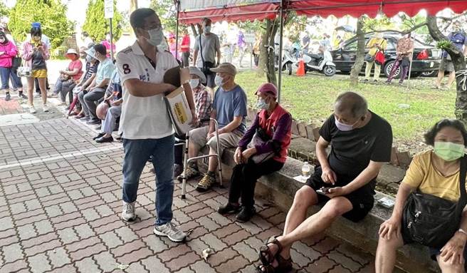 社区接种站长者抢打第4剂桃园荣服处人潮爆满。(吕筱蝉摄)