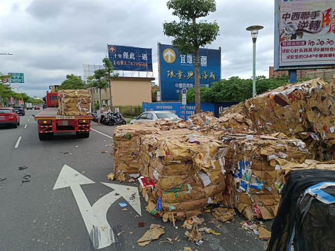 桃园曳引车转弯货物散落一地影响交通所幸无人伤。(警方提供／吕筱蝉桃园传真)