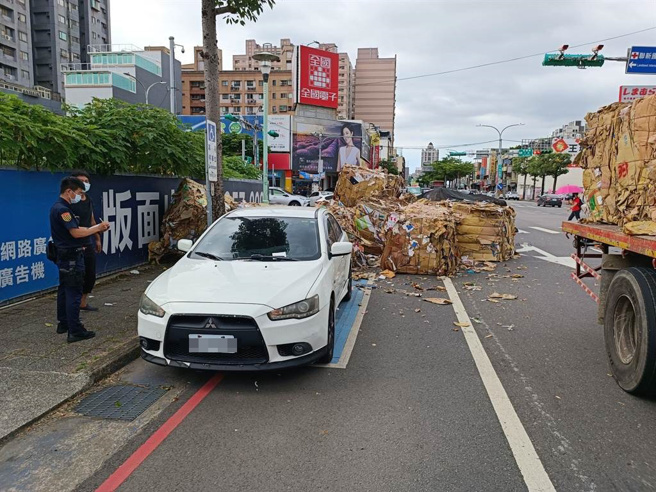 桃园曳引车转弯货物散落一地影响交通所幸无人伤。(警方提供／吕筱蝉桃园传真)