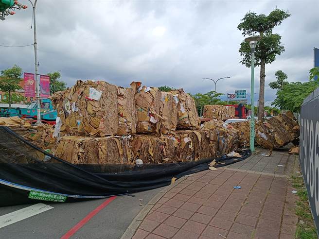 桃园曳引车转弯货物散落一地影响交通所幸无人伤。(警方提供／吕筱蝉桃园传真)