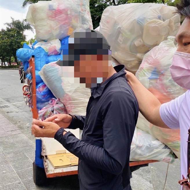 越南籍失联移工阿杜遭台北市专勤队人员带回。（移民署提供）