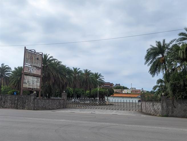 八仙乐园门口安装铁栅栏进行出入管理，不仅架设在门口旁边的八仙乐园广告帆布破烂不堪，设在园区门口的停车场也贴上大大的暂停营业。(黄敬文摄)