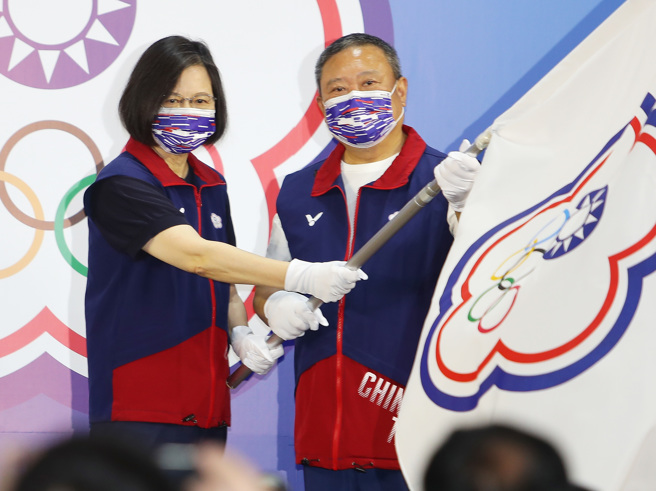 总统蔡英文（左）出席第11届世界运动会授旗典礼，将会旗交给中华奥会主席林鸿道（右）。（季志翔摄）