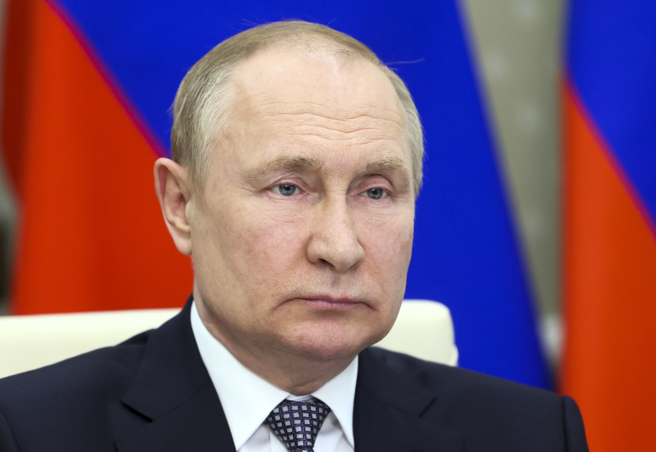 俄罗斯总统普丁24日透过视讯，在莫斯科郊区的新奥加廖沃（Novo-Ogaryovo）官邸，参加于北京举行的金砖国家工商论坛。（美联社）