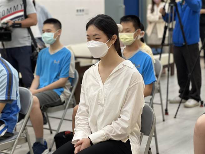 碇内国中学生苏安婕考取5A＋＋及作文六级分好成绩。（陈彩玲摄）