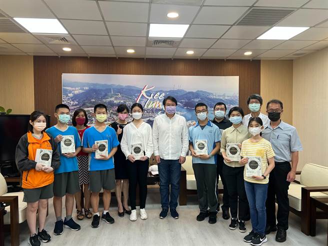 基隆市国中教育会考总计8人5科满级分，市长林右昌接见、赠书，勉励广泛增进知识，培养宏观的视野及格局。（陈彩玲摄）