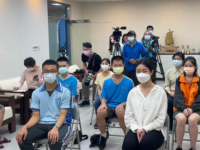 基隆市国中教育会考总计8人5科满级分。（陈彩玲摄）