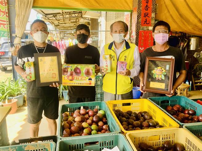 埔里镇长廖志城（右二），关心农民百香果产销问题。（廖志晃摄）