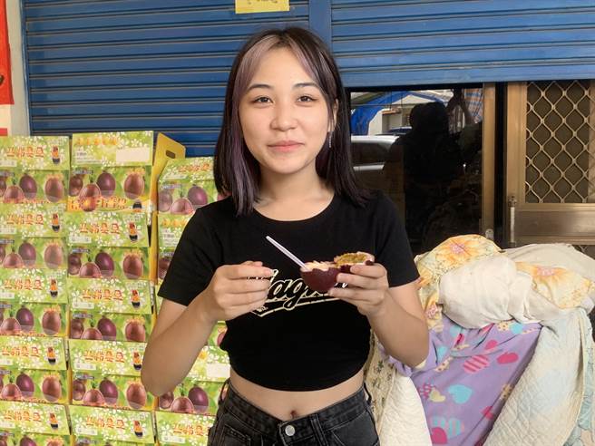 埔里镇生产的百香果品质优良，品尝一口，讚不绝口。（廖志晃摄）