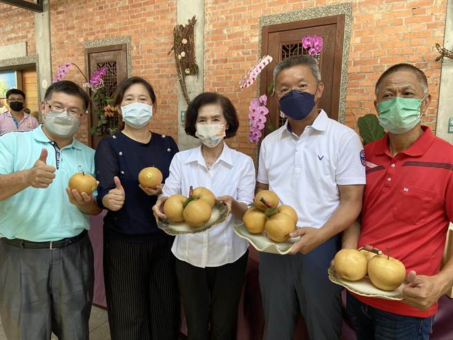 闻名全台的「三星上将梨」即将採收上市，宜兰县三星地区农会以三星上将梨结合在地好茶推出「2022三星梨飨茶香产业活动季」，在6月27日登场，首推扩大「买梨送好礼」及「买茶送好茶」等优惠方案。（吴佩蓉摄）