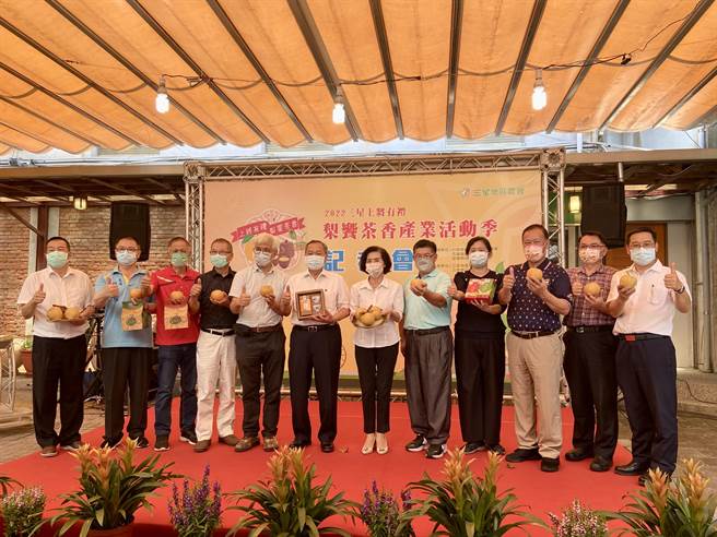 闻名全台的「三星上将梨」即将採收上市，宜兰县三星地区农会以三星上将梨结合在地好茶推出「2022三星梨飨茶香产业活动季」，在6月27日登场，首推扩大「买梨送好礼」及「买茶送好茶」等优惠方案。（吴佩蓉摄）