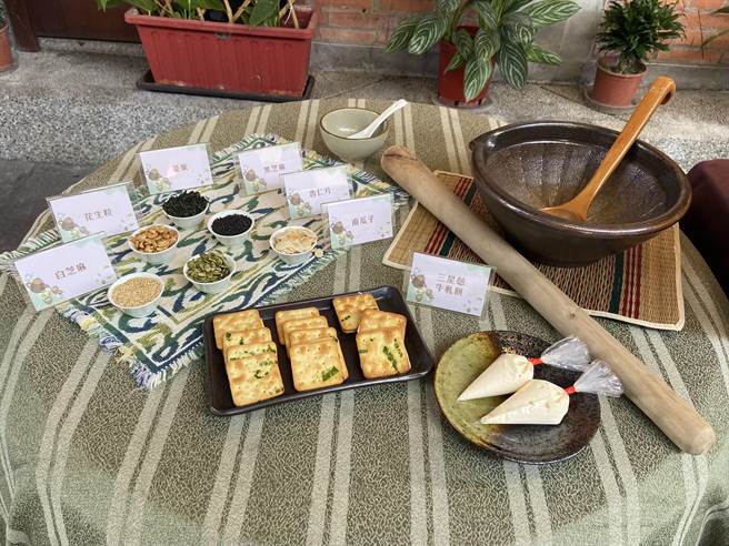 三星地区农会理事长张荣华指出，先採收的是口感较绵密的丰水梨，接下来是香脆的黄金梨，7月中就会有甘露，每种甜度都落在11度、12度中间，产季只到8月底。（吴佩蓉摄）