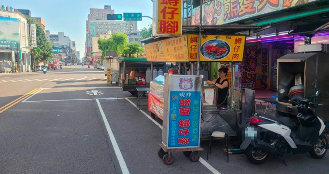 台中市中华路等夜市，经常发生摊贩与后方店家纠纷，民眾向议会请愿盼修订自治条例。（市议员江肇国提供／林欣仪台中传真）