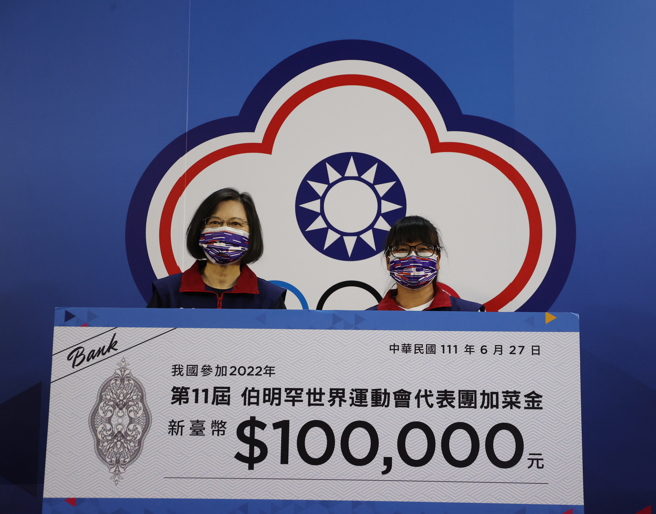 中华女子拔河队队员李洳君（右），代表从总统蔡英文（左）手中接下10万元加菜金。（中华奥会提供）