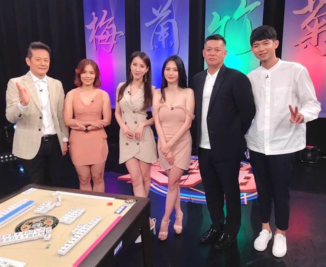 汪建民（右2）今曝光復工照，表示特別感謝徐乃麟（左1）的照顧。（摘自臉書）