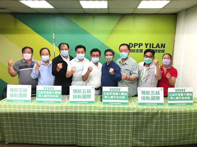 今（27日）民進黨宜蘭黨部召開記者會，宣布徵召教授歐志銘（左５）代表民進黨參選五結鄉鄉長，一同力拚年底選戰。（民進黨宜蘭黨部提供／吳佩蓉宜蘭傳真）