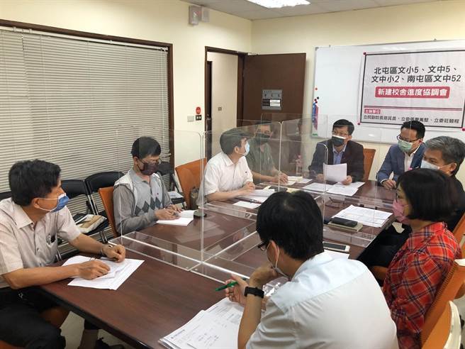 立委张廖万坚与庄敬程，关心台中市南屯和北屯新设4所国中小计画案进度，其中2校因土地取得问题卡关，今天上午在国会办公室邀集相关单位开会协调。（张廖万坚服务处提供／谢琼云台中传真）