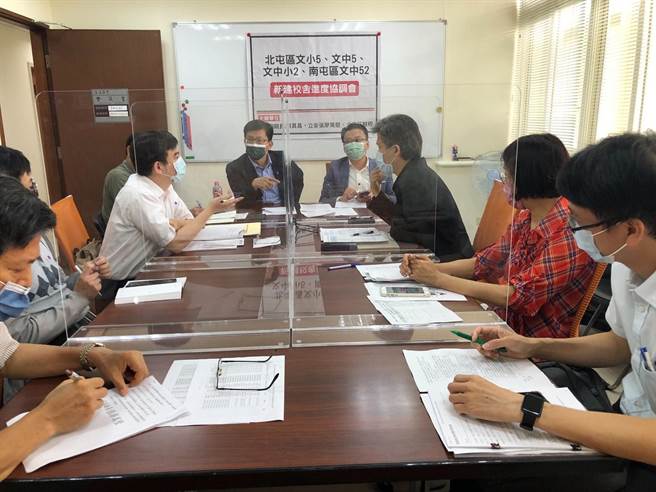 立委张廖万坚与庄敬程，关心台中市南屯和北屯新设4所国中小计画案进度，其中2校因土地取得问题卡关，今天上午在国会办公室邀集相关单位开会协调。（张廖万坚服务处提供／谢琼云台中传真）