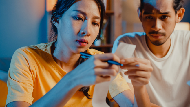 男友买20坪公寓作为婚房，没想到哥哥、妹妹听到后竟决定「带着各自家人」搬进屋内，且对方没有帮忙分担房贷，连生活用品都用该他们的。（示意图，达志影像/shutterstock）