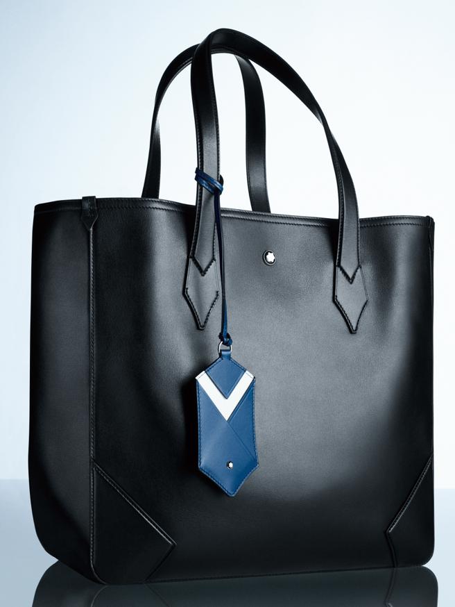 SOGO復興館MONTBLANC大師傑作系列托特包（不含吊飾）4萬4500元、行李牌5600元。（SOGO提供）