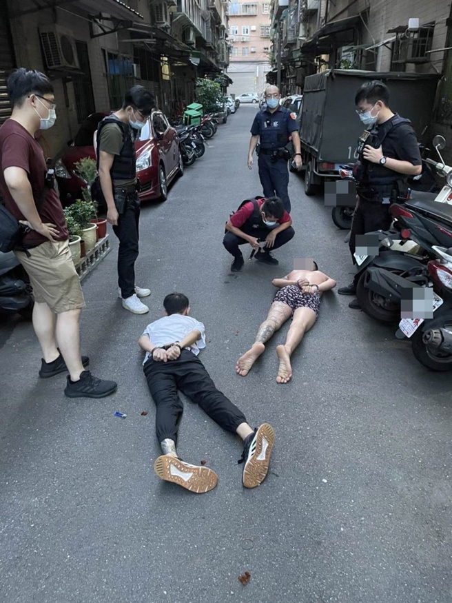 上周六发生的新庄火锅店砍人案，警方火速逮补嫌犯，其中3人今遭法院裁准羁押禁见。（新北市警局提供）