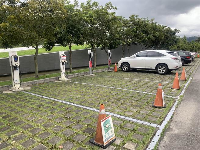 到日月潭旅游，停车慎选位置以免发生纠纷。（廖志晃摄）