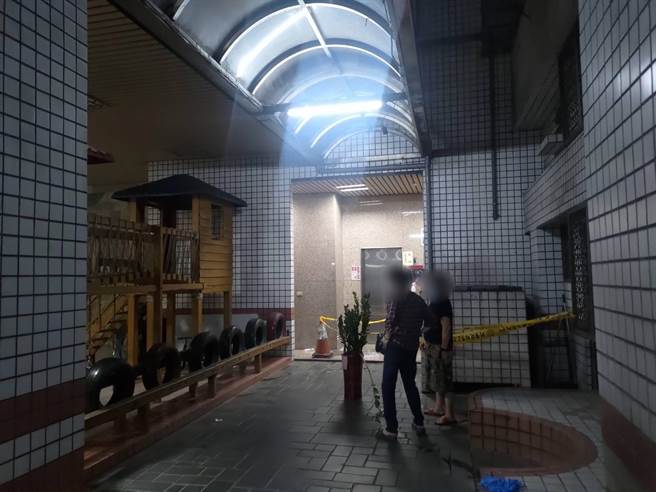 新北市土城區稍早一名男子為了修補自家遮雨棚，在攀爬外牆的過程中不慎墜落。（警方提供／李奇叡新北傳真）