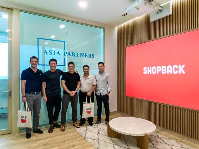 （左起Asia Partners Oliver Rippel(联合创始人兼合伙人)、ShopBack  Henry Chan（联合创始人兼CEO）、ShopBack Joel Leong(联合创始人)、Asia Partners Nick Nash(联合创始人)、Asia Partners 的 Brook Supanusonti(联合创始人)。图／ShopBack提供）